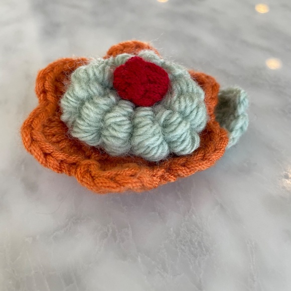 Introducing a piece of unique, wearable art: a 3D handmade crochet flower brooch - Picture 2 of 6